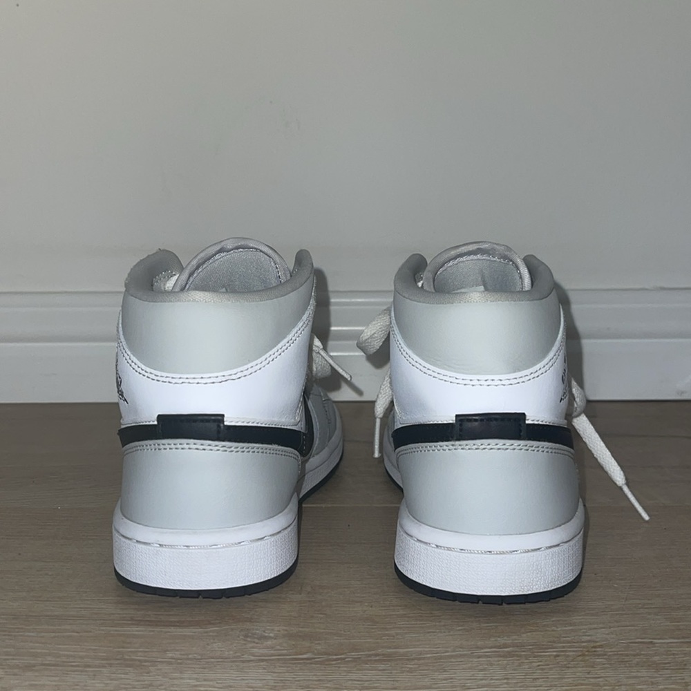 Nike Air Jordan 1 Retro Mid Sneakers - Picture 7 of 9